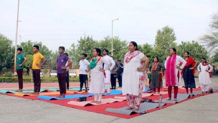 जनजातीय विद्यार्थियों ने ‘वसुधैव कुटुम्बकम के लिए योग’ थीम पर किया योगाभ्यास